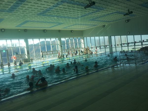 1. 활력 넘치는 하동국민체육센터 수영장