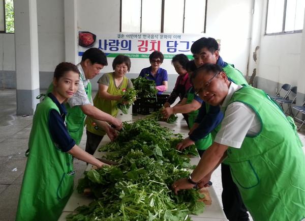 하동군농가주부모임협의회, 열무김치 담그기 행사…저소득 200가구 전달