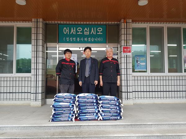 하동군 적량면, 중식당 서호루 10㎏들이 쌀 20포 기탁…노인·저소득층 전달