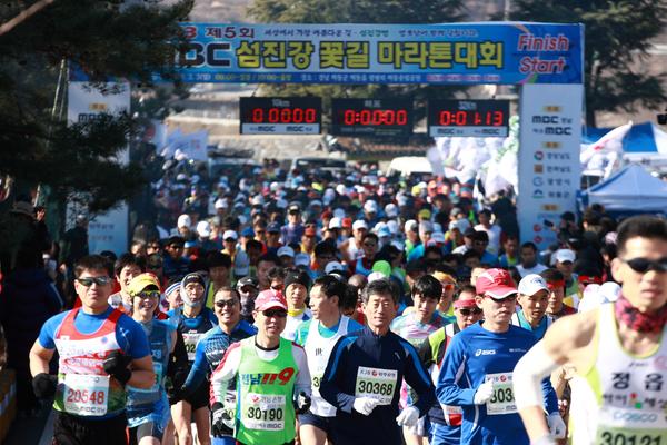 4. 마라톤 동호인 4500명 섬진강 꽃길 달렸다(체육진흥)