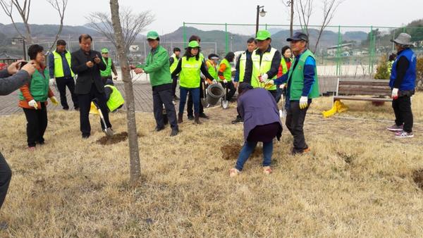 자연보호 하동군협의회, 회원·공무원 100여명…공원 주변 정화활동도 펼쳐