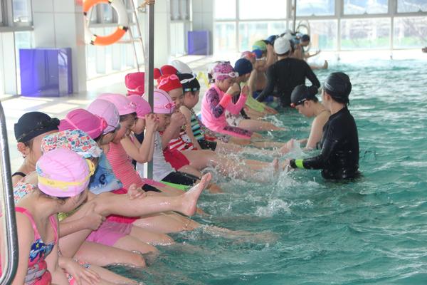 하동군, 국민체육센터 수영장 매월 수질검사…초등생 위기탈출 생존수영교육