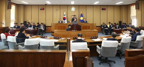 하동군의회, 249회 임시회 하인호 의원 대표발의 ‘대정부 건의문’ 만장일치 채택
