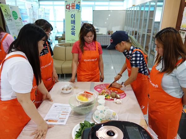 하동군건강가정·다문화가정지원센터, 쿠첸과 함께한 잡채밥 만들기 요리교실