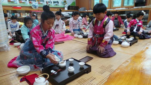 하동 화개초, 전교생 대상 차예절 경연대회 개최…어린이 행다법 시연