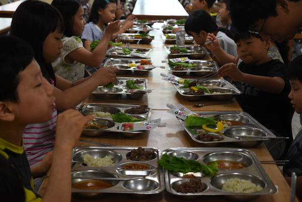 하동초, 한우협회 하동군지부 기부…학교급식 우수 등급 한우불고기 맛보기