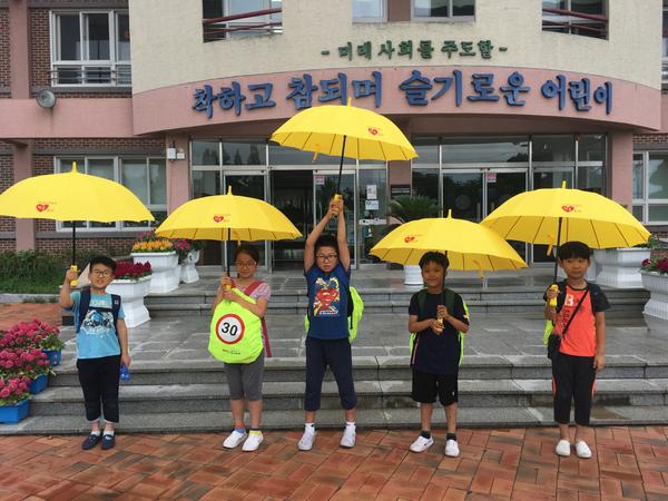 하동초, 장마철 행복 우산 대여사업 실시…학급·중앙현관 비치 자율 사용