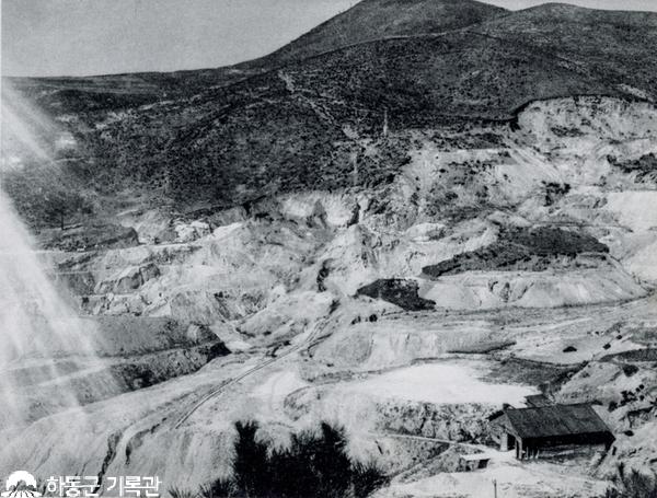 북천면 세창광산. 세계적으로 품질이 우수한 고령토 광산으로 1935년부터 개발되어오다가 1957년 세창물산에서 인수해 운영했다..