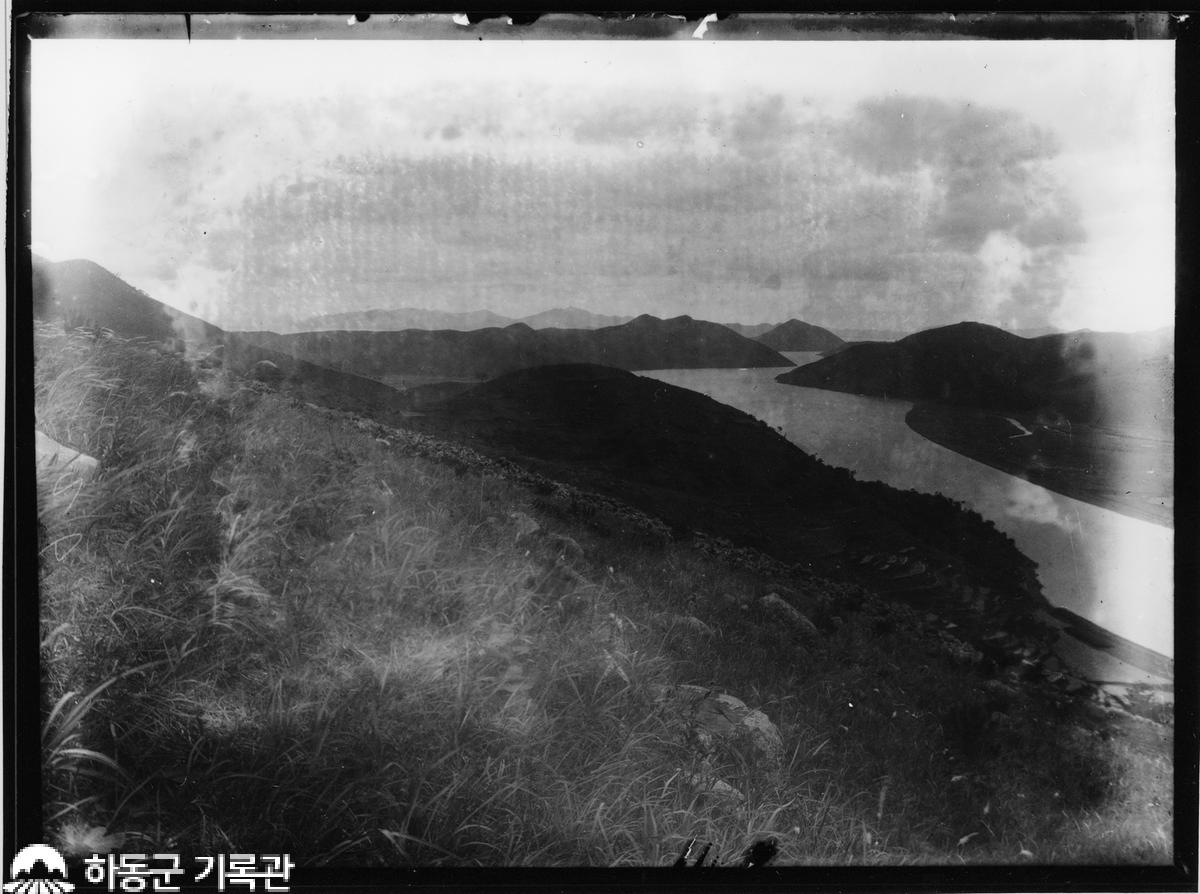 1915.경남하동 신방촌산성에서 본 섬진강